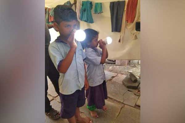 হাতের স্পর্শেই জ্বলছে বৈদ্যুতিক বাল্ব, ‘অদ্ভুত’ ক্ষমতা ভাই-বোনের! - West Bengal News 24