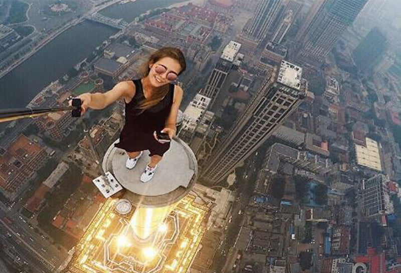 দেখুন, বিপজ্জনক সেলফি তোলাই এই তরুণীর নেশা! - West Bengal News 24 দেখুন, বিপজ্জনক সেলফি তোলাই এই তরুণীর নেশা! - West Bengal News 24