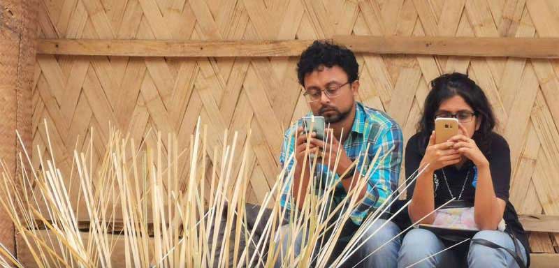 মোবাইল ফোনের কারণে বাড়ছে দাম্পত্য কলহ: গবেষণা - West Bengal News 24