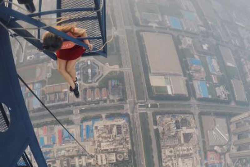 দেখুন, বিপজ্জনক সেলফি তোলাই এই তরুণীর নেশা! - West Bengal News 24 দেখুন, বিপজ্জনক সেলফি তোলাই এই তরুণীর নেশা! - West Bengal News 24