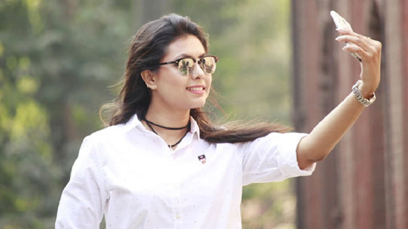 সেলফি রোগে অকাল মৃত্যু, বাঁচতে কী করবেন?