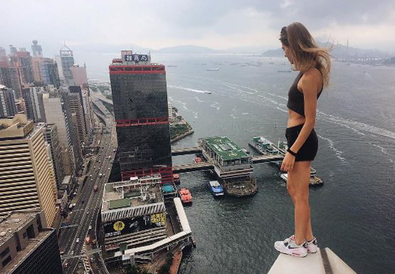 দেখুন, বিপজ্জনক সেলফি তোলাই এই তরুণীর নেশা! - West Bengal News 24 দেখুন, বিপজ্জনক সেলফি তোলাই এই তরুণীর নেশা! - West Bengal News 24