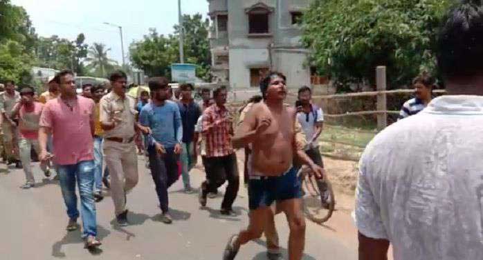স্কুলে পড়ুয়াদের লাগাতার যৌন হেনস্থা! শিক্ষককে ‘বিবস্ত্র’ করে মার, থানায় নিয়ে গেল জনতা - West Bengal News 24
