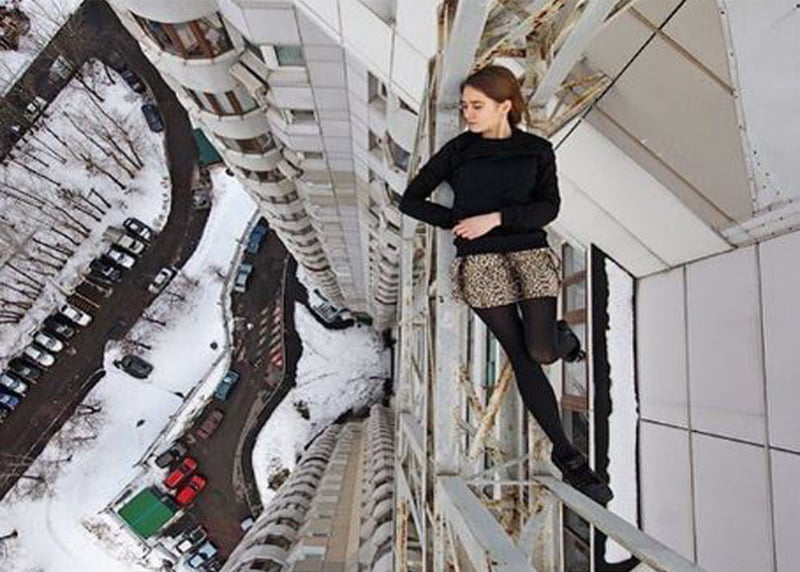 দেখুন, বিপজ্জনক সেলফি তোলাই এই তরুণীর নেশা! - West Bengal News 24 দেখুন, বিপজ্জনক সেলফি তোলাই এই তরুণীর নেশা! - West Bengal News 24