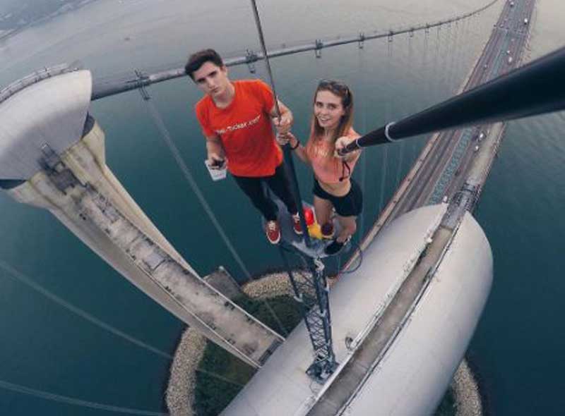 দেখুন, বিপজ্জনক সেলফি তোলাই এই তরুণীর নেশা! - West Bengal News 24 দেখুন, বিপজ্জনক সেলফি তোলাই এই তরুণীর নেশা! - West Bengal News 24