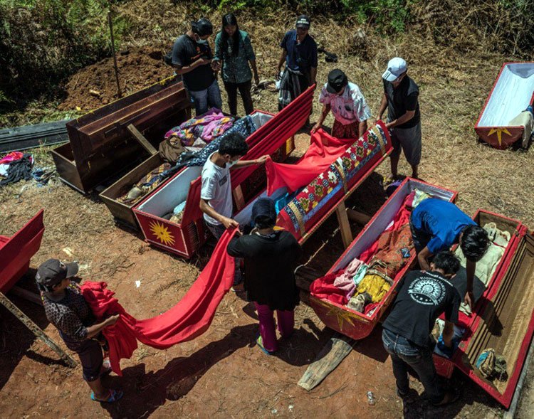 মৃতদেহের সঙ্গে বসবাস করেন যারা! - West Bengal News 24