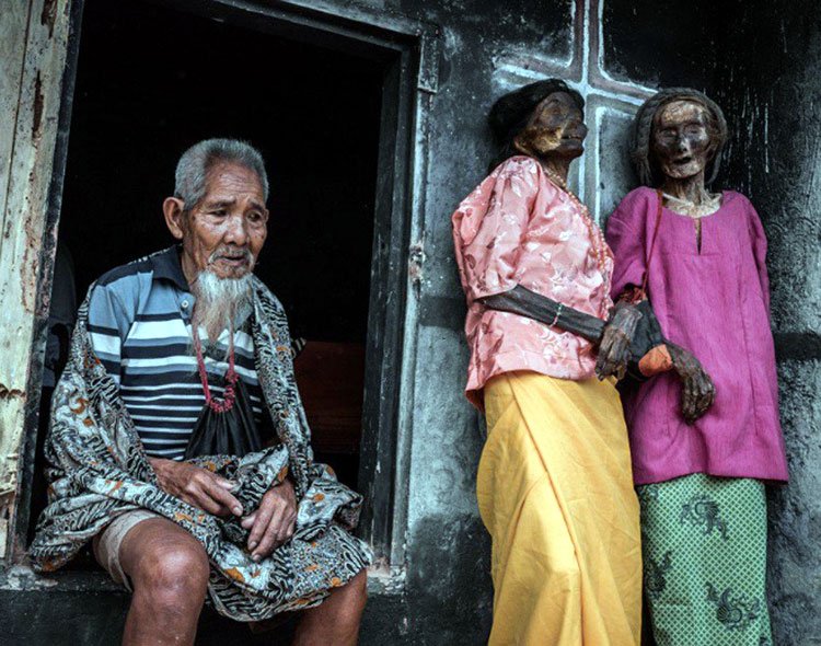 মৃতদেহের সঙ্গে বসবাস করেন যারা! - West Bengal News 24