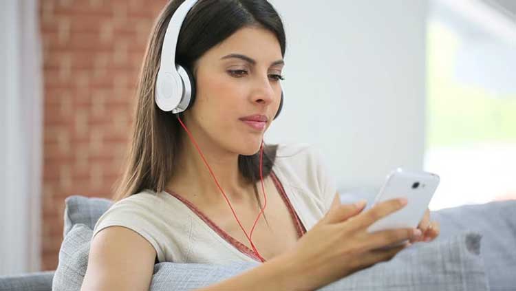 যেভাবে হেডফোন ব্যবহার করলে বিপদ কমবে - West Bengal News 24