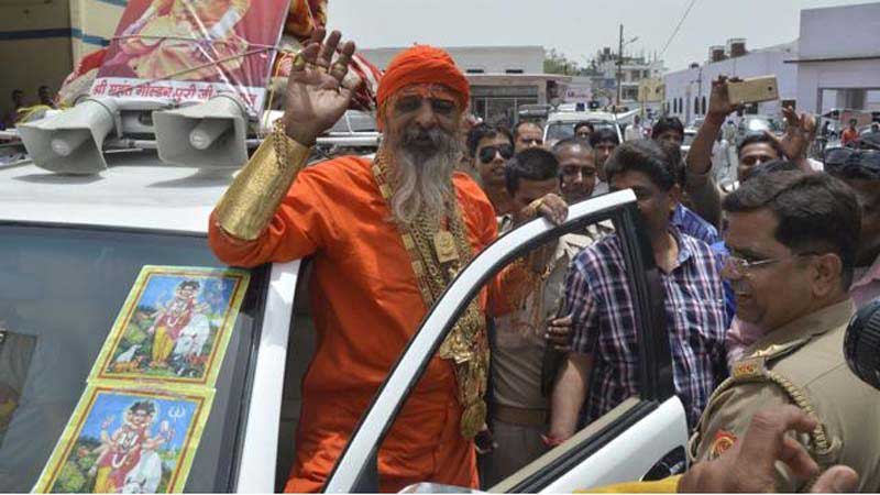 গায়ে ১২ কেজি স্বর্ণ জড়িয়ে ঘোরেন এই সাধু বাবা - West Bengal News 24 গায়ে ১২ কেজি স্বর্ণ জড়িয়ে ঘোরেন এই সাধু বাবা - West Bengal News 24