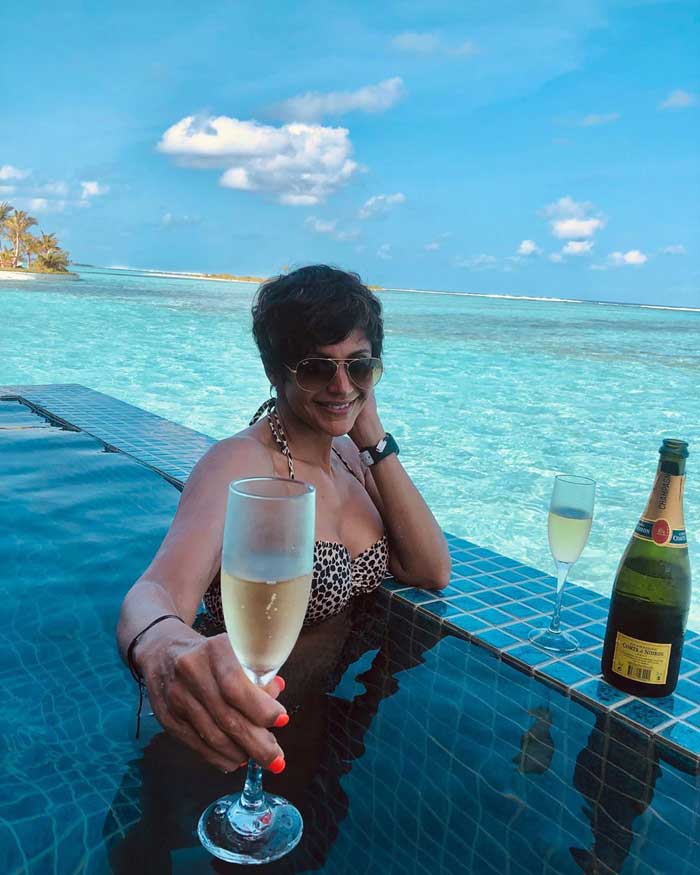 মলদ্বীপে বিকিনিতে ‘হট’ মন্দিরা! দেখুন ফটো গ্যালারি - West Bengal News 24