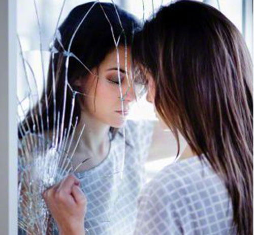 ভুলেও কখনও আয়না ভাঙবেন না যেন! - West Bengal News 24 ভুলেও কখনও আয়না ভাঙবেন না যেন! - West Bengal News 24