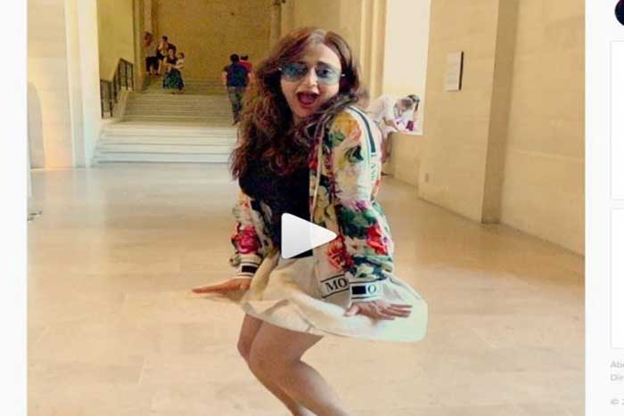 হাওয়ায় উড়ল শর্ট স্কার্ট ! মার্লিন মনরো সাজতে গিয়ে বেকায়দায় গায়িকা ! (ভিডিও সংযুক্ত) - West Bengal News 24