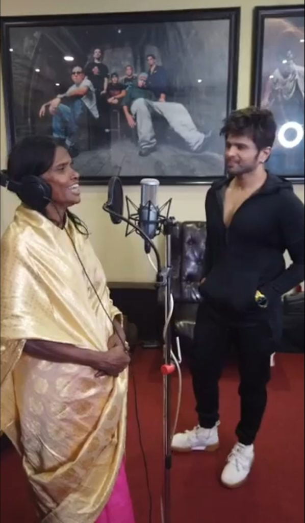 হিমেশ রেশমিয়ার সাথে সরাসরি প্লেব্যাকে গাইলেন রানু দি, দেখুন সেই স্টুডিও রেকর্ডিং এর ভিডিও - West Bengal News 24 হিমেশ রেশমিয়ার সাথে সরাসরি প্লেব্যাকে গাইলেন রানু দি, দেখুন সেই স্টুডিও রেকর্ডিং এর ভিডিও - West Bengal News 24