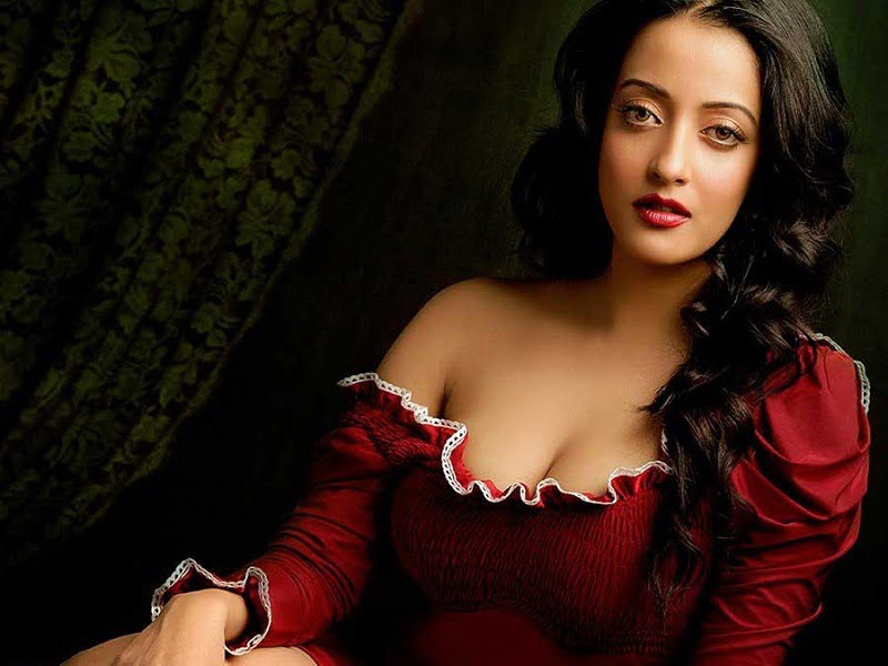 অভিনেত্রীদের খোলা বুক ও নগ্ন শরীর যখন পণ্য (ছবিসহ) - West Bengal News 24