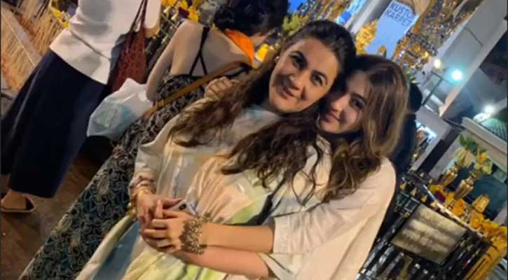 জন্মদিনে মায়ের সঙ্গে মন্দিরে সারা আলি খান - West Bengal News 24