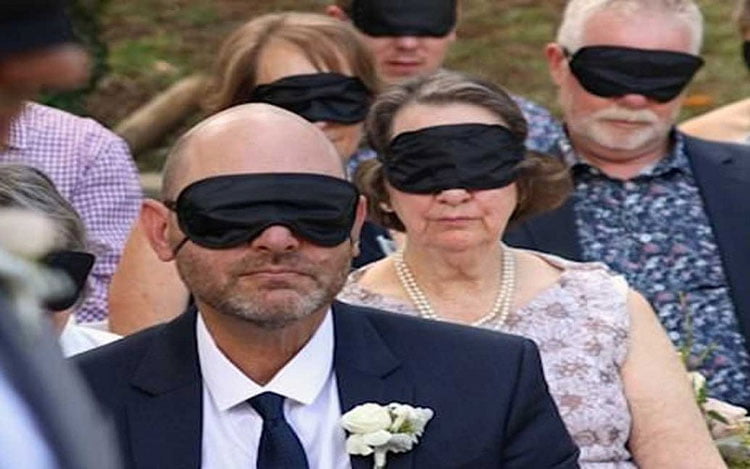 বিয়ে বাড়িতে আসা সবার চোখ বেঁধে দিল বর - West Bengal News 24 বিয়ে বাড়িতে আসা সবার চোখ বেঁধে দিল বর - West Bengal News 24