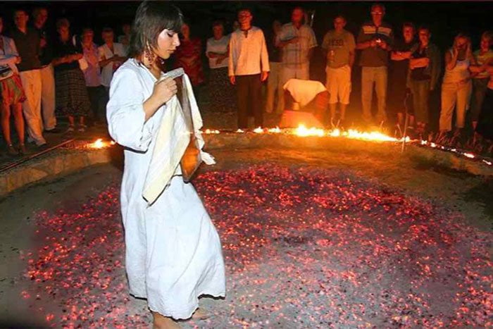 পৃথিবীর সবচেয়ে হাড় হিম করা ১০টি রীতি যা আজও পালিত হয় - West Bengal News 24 পৃথিবীর সবচেয়ে হাড় হিম করা ১০টি রীতি যা আজও পালিত হয় - West Bengal News 24