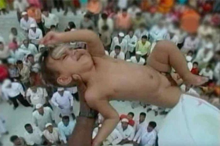 পৃথিবীর সবচেয়ে হাড় হিম করা ১০টি রীতি যা আজও পালিত হয় - West Bengal News 24 পৃথিবীর সবচেয়ে হাড় হিম করা ১০টি রীতি যা আজও পালিত হয় - West Bengal News 24