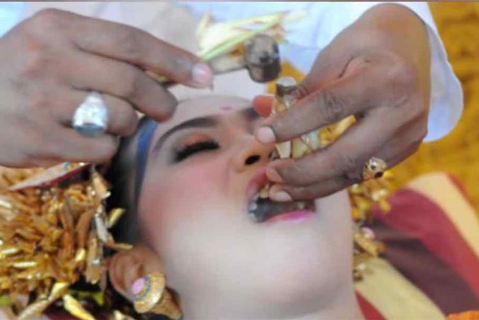 পৃথিবীর সবচেয়ে হাড় হিম করা ১০টি রীতি যা আজও পালিত হয় - West Bengal News 24 পৃথিবীর সবচেয়ে হাড় হিম করা ১০টি রীতি যা আজও পালিত হয় - West Bengal News 24