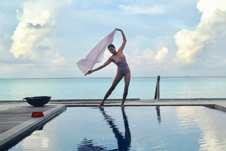 বিকিনি পরে সমুদ্রে নামলেন সুস্মিতা সেন, মুহূর্তেই ভাইরাল ভিডিও - West Bengal News 24