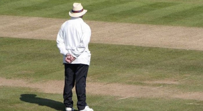 মাঠেই মারা গেলেন পাকিস্তানি আম্পায়ার - West Bengal News 24