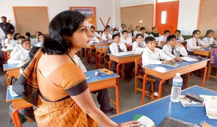 নতুন নিয়ম: শিক্ষক-শিক্ষিকাদের জন্য শ্রেণিকক্ষে থাকবে না চেয়ার - West Bengal News 24 নতুন নিয়ম: শিক্ষক-শিক্ষিকাদের জন্য শ্রেণিকক্ষে থাকবে না চেয়ার - West Bengal News 24