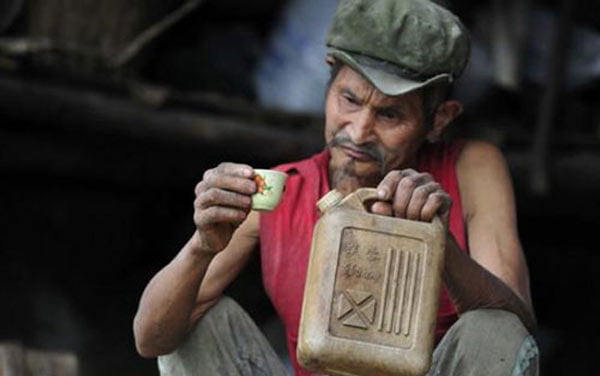 ৪৪ বছর ধরে কেরোসিন ও গ্যাসোলিন যার জন্য ঔষধ - West Bengal News 24