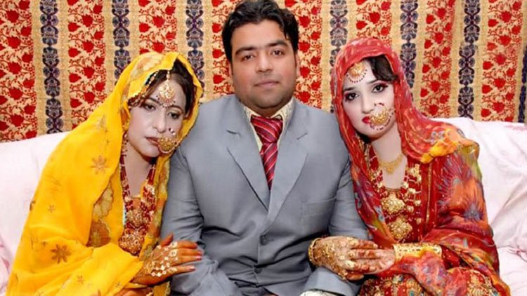 দুই স্ত্রী’র কাছে ৩ দিন করে থাকবে স্বামী, আর একদিন ‘অফ ডে’! - West Bengal News 24