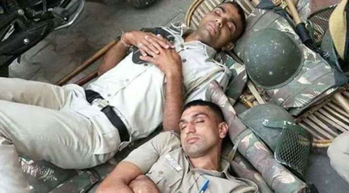 রাস্তায় শুয়েই ঘুমোচ্ছেন পুলিশকর্মীরা, করোনা যোদ্ধাদের কুর্নিশ নেটদুনিয়ার - West Bengal News 24