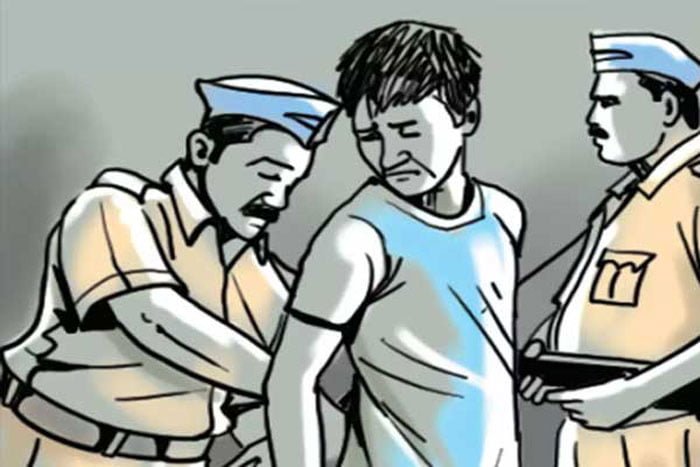 রাস্তায় থুতু ফেলায় নিউ গ্রেপ্তার হলেন এক ব্যক্তি ! - West Bengal News 24