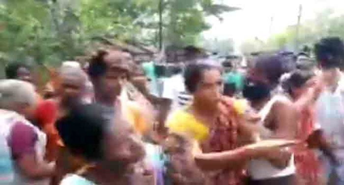 বাদুরিয়ায় ত্রাণ সামগ্রী নিয়ে বিক্ষোভ, জনতার মারে মাথা ফাটলো ওসির - West Bengal News 24