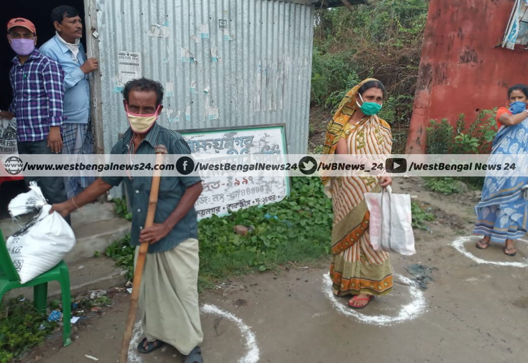 এই দুর্দিনে গরিব মানুষের পাশে অক্ষয়নগর সুন্দরবন মৎসজীবি সমিতি - West Bengal News 24