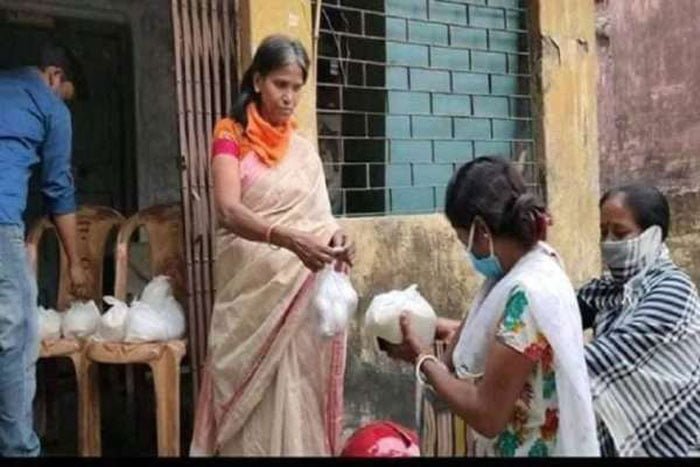 গরিবের পাশে রাণু মন্ডল ! অনাহারে থাকা মানুষের হাতে তুলে দিলেন খাদ্য সামগ্রী ! - West Bengal News 24