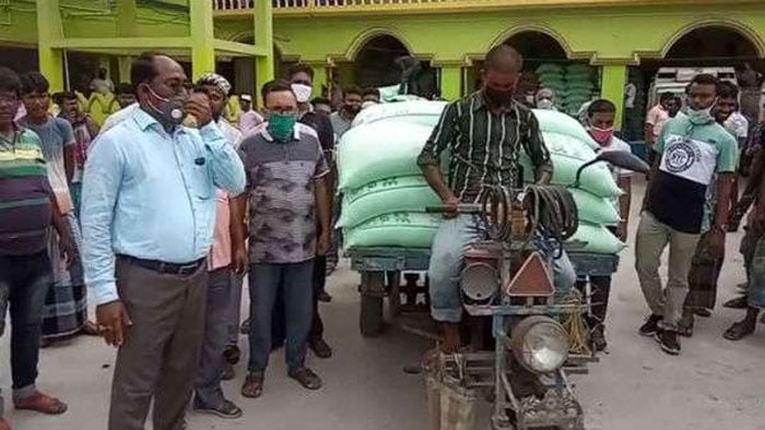 সুন্দরবনে লকডাউনের মাঝেও বাড়িতে বাড়িতে রেশন পৌঁছে দিচ্ছে তৃণমূল - West Bengal News 24
