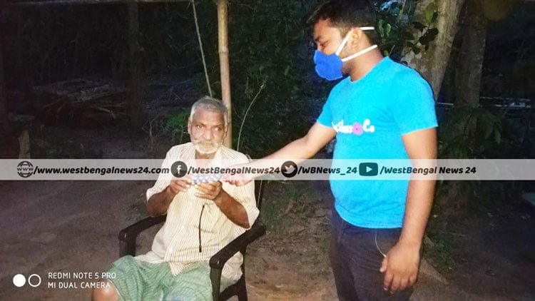 অভাবী অসুস্থ বৃদ্ধের কাছে ওষুধ পৌঁছে দিলেন ঝাড়গ্রামের দুই শিক্ষক - West Bengal News 24