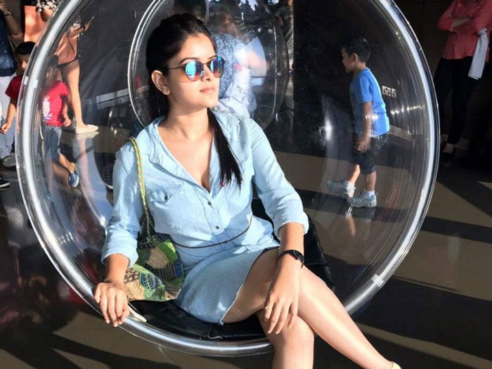 খোলা চুলে সাদা স্বল্প পোশাক, মোহময়ী রুপে উষ্ণতা ছড়ালেন মধুমিতা, ভাইরাল ছবি - West Bengal News 24