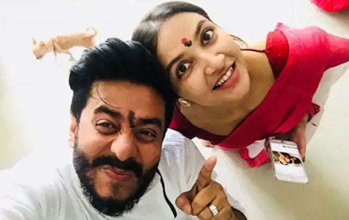 হাতে দুধের গ্লাস, স্বামীকে জড়িয়ে ধরে চুম্বন শুভশ্রীর, ঝড়ের বেগে ভাইরাল ছবি - West Bengal News 24 হাতে দুধের গ্লাস, স্বামীকে জড়িয়ে ধরে চুম্বন শুভশ্রীর, ঝড়ের বেগে ভাইরাল ছবি - West Bengal News 24