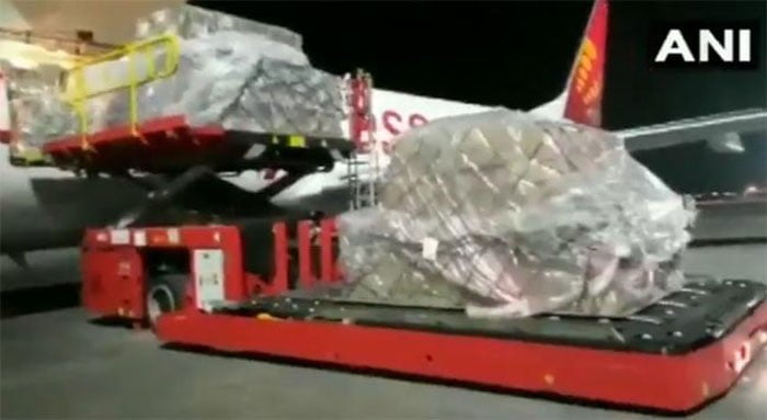 বিশেষ বিমানে করে চিন থেকে কলকাতায় পৌঁছালো ১০টন সুরক্ষা সামগ্রী (ভিডিও সংযুক্ত) - West Bengal News 24