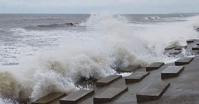 আম্ফান ঝড়ের তাণ্ডব শুরু: দিঘাতে উঠছে বিশাল বড় বড় ঢেউ ! - West Bengal News 24 আম্ফান ঝড়ের তাণ্ডব শুরু: দিঘাতে উঠছে বিশাল বড় বড় ঢেউ ! - West Bengal News 24