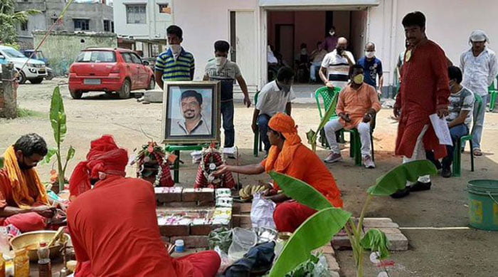 করোনা পজিটিভ হওয়াতে আরোগ্য কামনায় মহাযজ্ঞের আয়োজন কাউন্সিলরের ! - West Bengal News 24 করোনা পজিটিভ হওয়াতে আরোগ্য কামনায় মহাযজ্ঞের আয়োজন কাউন্সিলরের ! - West Bengal News 24