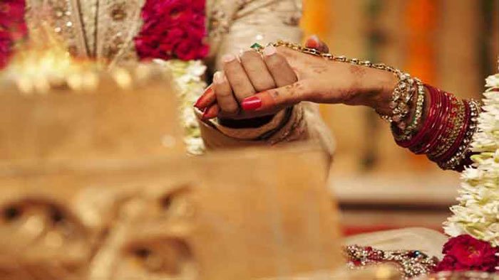 লকডাউনে রোগী সেজে ভিনরাজ্যে পাড়ি দিয়ে বিয়ে করে বউ নিয়ে ঘরে ফিরলেন দুই যুবক - West Bengal News 24 লকডাউনে রোগী সেজে ভিনরাজ্যে পাড়ি দিয়ে বিয়ে করে বউ নিয়ে ঘরে ফিরলেন দুই যুবক - West Bengal News 24