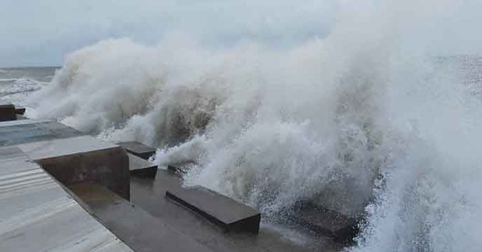 আম্ফান ঝড়ের তাণ্ডব শুরু: দিঘাতে উঠছে বিশাল বড় বড় ঢেউ ! - West Bengal News 24 আম্ফান ঝড়ের তাণ্ডব শুরু: দিঘাতে উঠছে বিশাল বড় বড় ঢেউ ! - West Bengal News 24