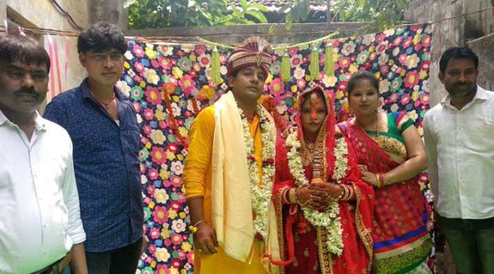 প্রশাসনিক নিয়ম না মেনে লকডাউনের মধ্যেই রেড জোনে বিয়ের আসর বসল রাজ্যে ! - West Bengal News 24 প্রশাসনিক নিয়ম না মেনে লকডাউনের মধ্যেই রেড জোনে বিয়ের আসর বসল রাজ্যে ! - West Bengal News 24