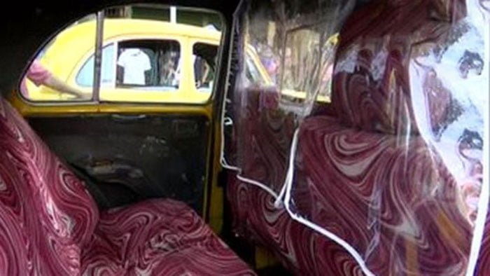 স্বাস্থ্য সুরক্ষার দিকে নজর রেখে শহরের ট্যাক্সিতে চালক-যাত্রীর মধ্যে প্লাস্টিক পর্দার ব্যবহার ! - West Bengal News 24