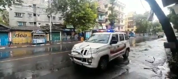 আম্ফানের মোকাবিলায় মাইকিং করে সতর্ক করছে কলকাতা পুলিশ , বন্ধ করা হল শহরের সমস্ত উড়ালপুল ! দেখুন সেই ভিডিও - West Bengal News 24
