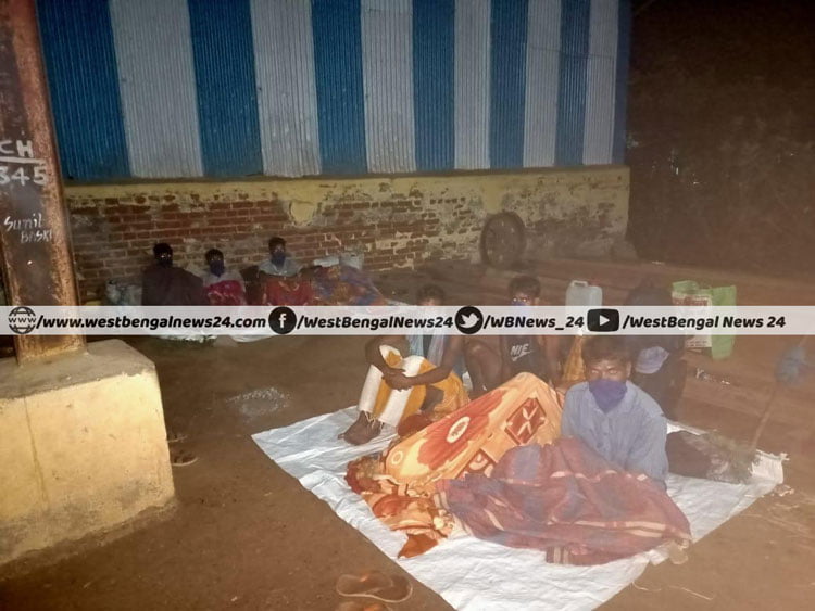 রেল লাইন ধরে হেঁটে ঝাড়গ্রামে এলেন তেলেঙ্গানার কারখানার ৯ পরিয়ায়ী শ্রমিক, সাহায্যহীন শ্রমিকেরা হেঁটেই পাড়ি দেবেন রাঁচীর উদ্দেশ্যে!! - West Bengal News 24 রেল লাইন ধরে হেঁটে ঝাড়গ্রামে এলেন তেলেঙ্গানার কারখানার ৯ পরিয়ায়ী শ্রমিক, সাহায্যহীন শ্রমিকেরা হেঁটেই পাড়ি দেবেন রাঁচীর উদ্দেশ্যে!! - West Bengal News 24