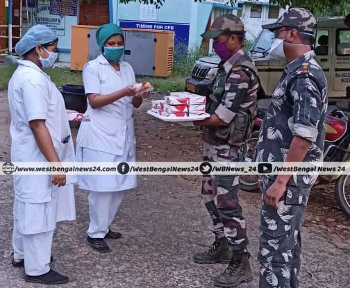 আন্তর্জাতিক সেবিকা দিবসে ঝাড়গ্রাম জেলার স্বাস্থ্যসেবিকাদের গোলাপ-মিষ্টি দিয়ে সম্মান জানাল পুলিশ - West Bengal News 24