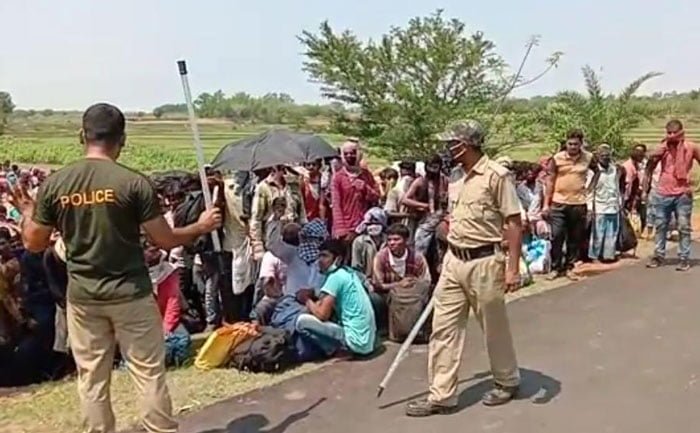 ওড়িশা সীমানা লাগোয়া ঝাড়গ্রাম জেলার হাতিবাড়ি চেকপোস্ট হয়ে ফিরলেন ভিনরাজ্যে আটকে পড়া পশ্চিমবঙ্গের ৯৫৯ জন পরিযায়ী শ্রমিক - West Bengal News 24