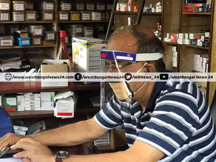 করোনা সংক্রমণের ঝুঁকি কমাতে ঝাড়গ্রামে চাহিদা বাড়ছে ফেস শিল্ডের ! - West Bengal News 24