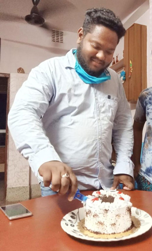লকডাউনে ছক ভেঙে জন্মদিনের কেক কাটলেন বুদ্ধদেব - West Bengal News 24